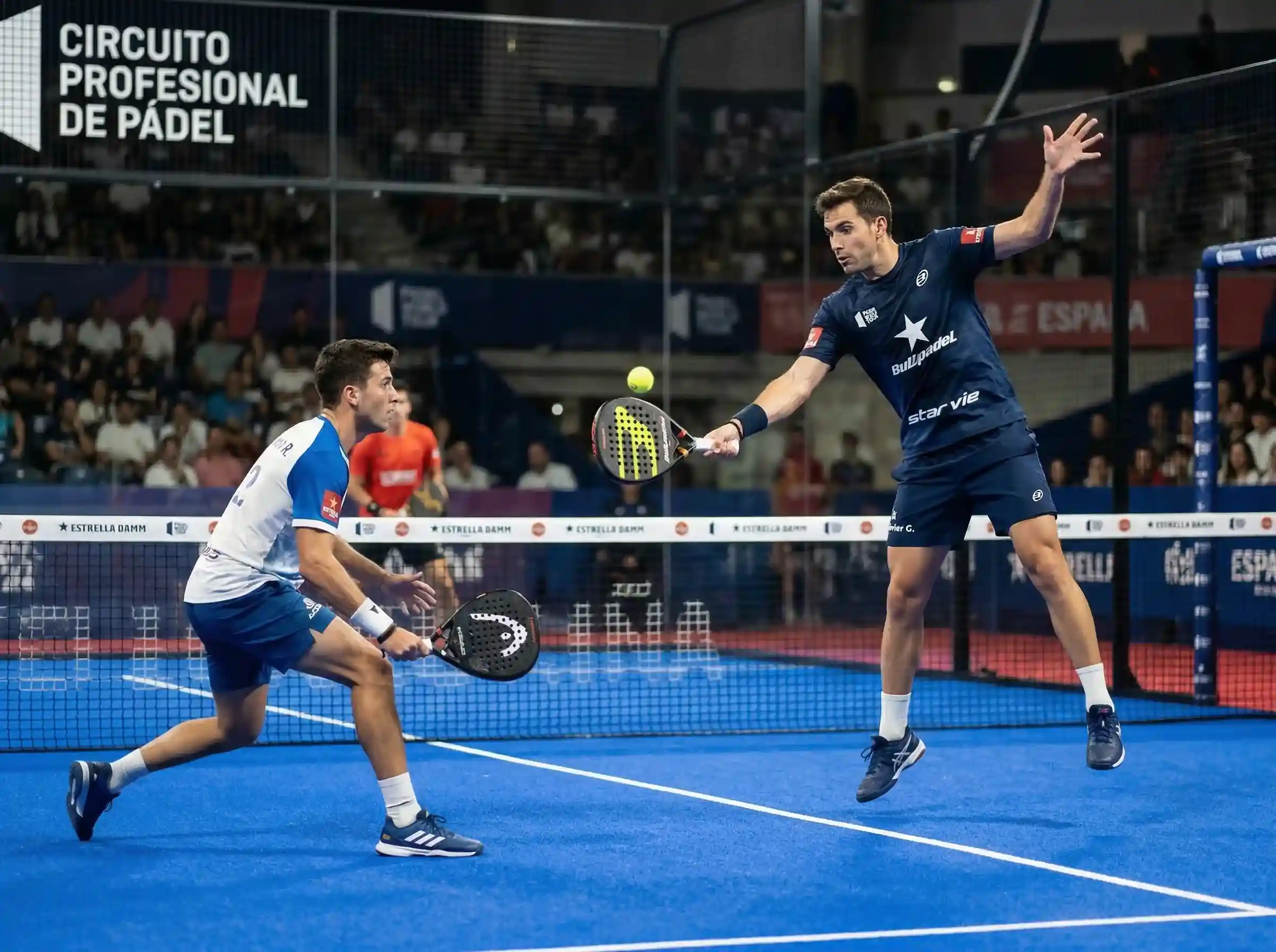 Jugadores profesionales de padel durante un partido del circuito Premier Padel